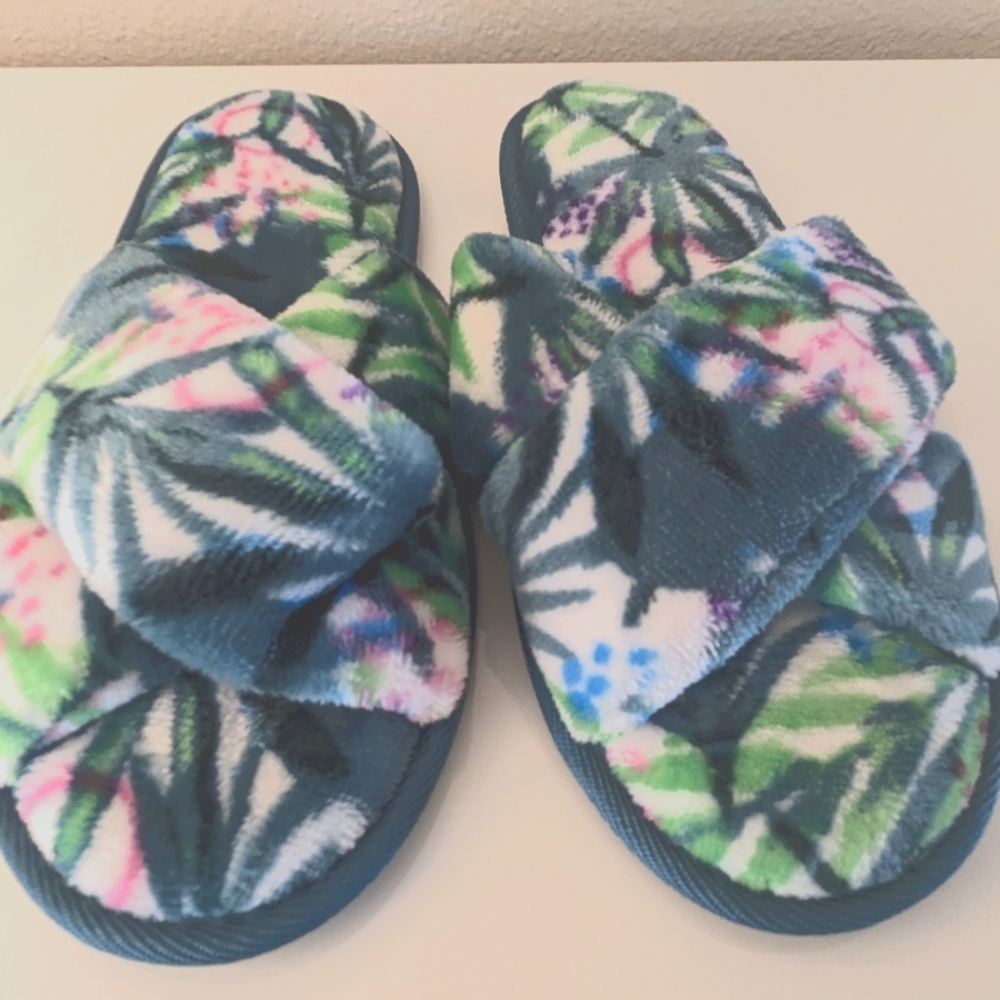 Island House Co. New Small/Medium Fuzzy Tropical Crossover Flip Flops Slippers